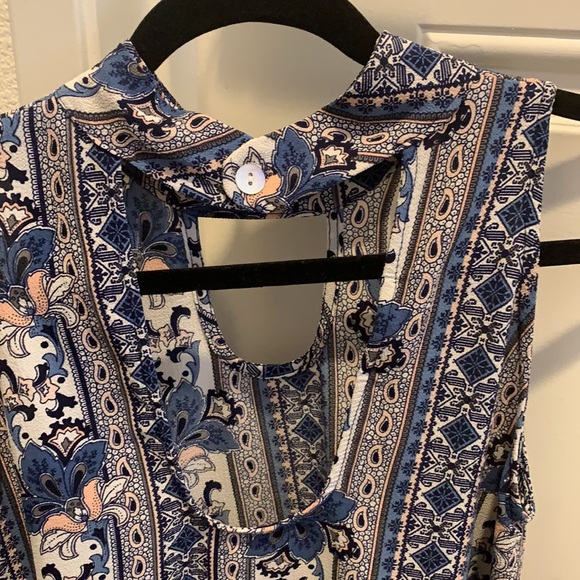 High Neck Patterned Top - Picture 4 of 5